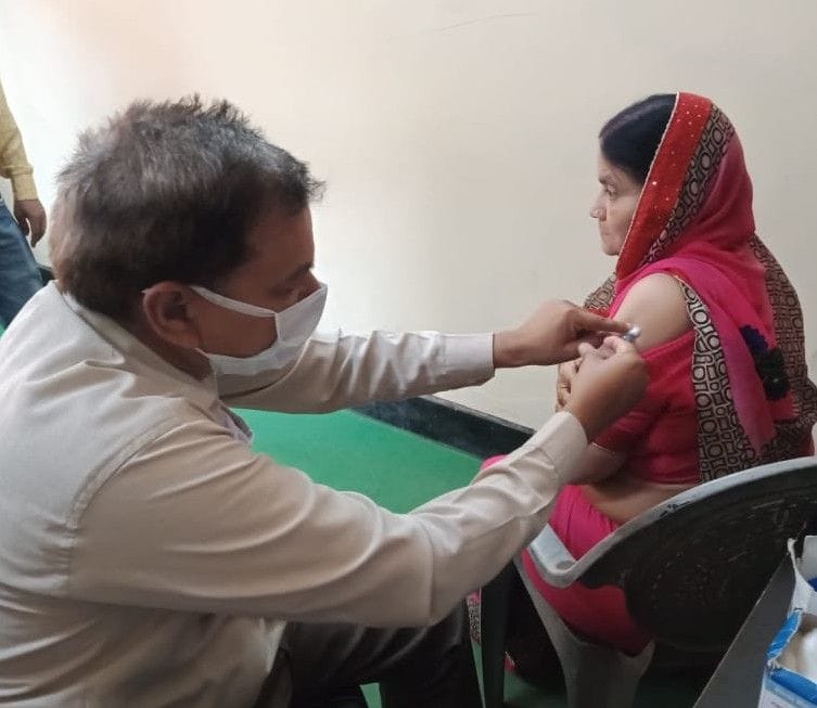 Hathras: 2311 people got Corona vaccine at 11 centers