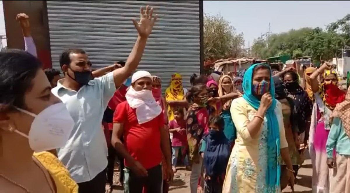 Rage on women for opening liquor contract, protest against health minister