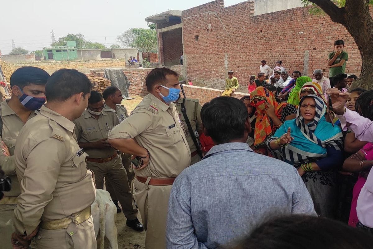 Performance of women in protest against liquor contracts