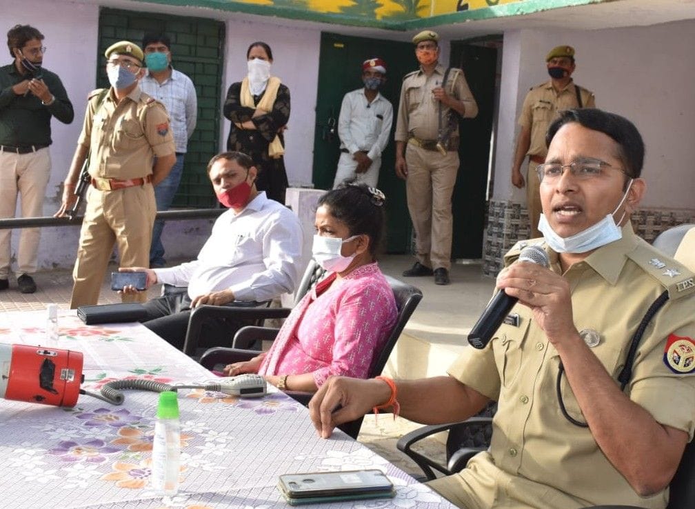 Hathras: SP sends message of peace in village Baguli and Tajpur with a chaupal