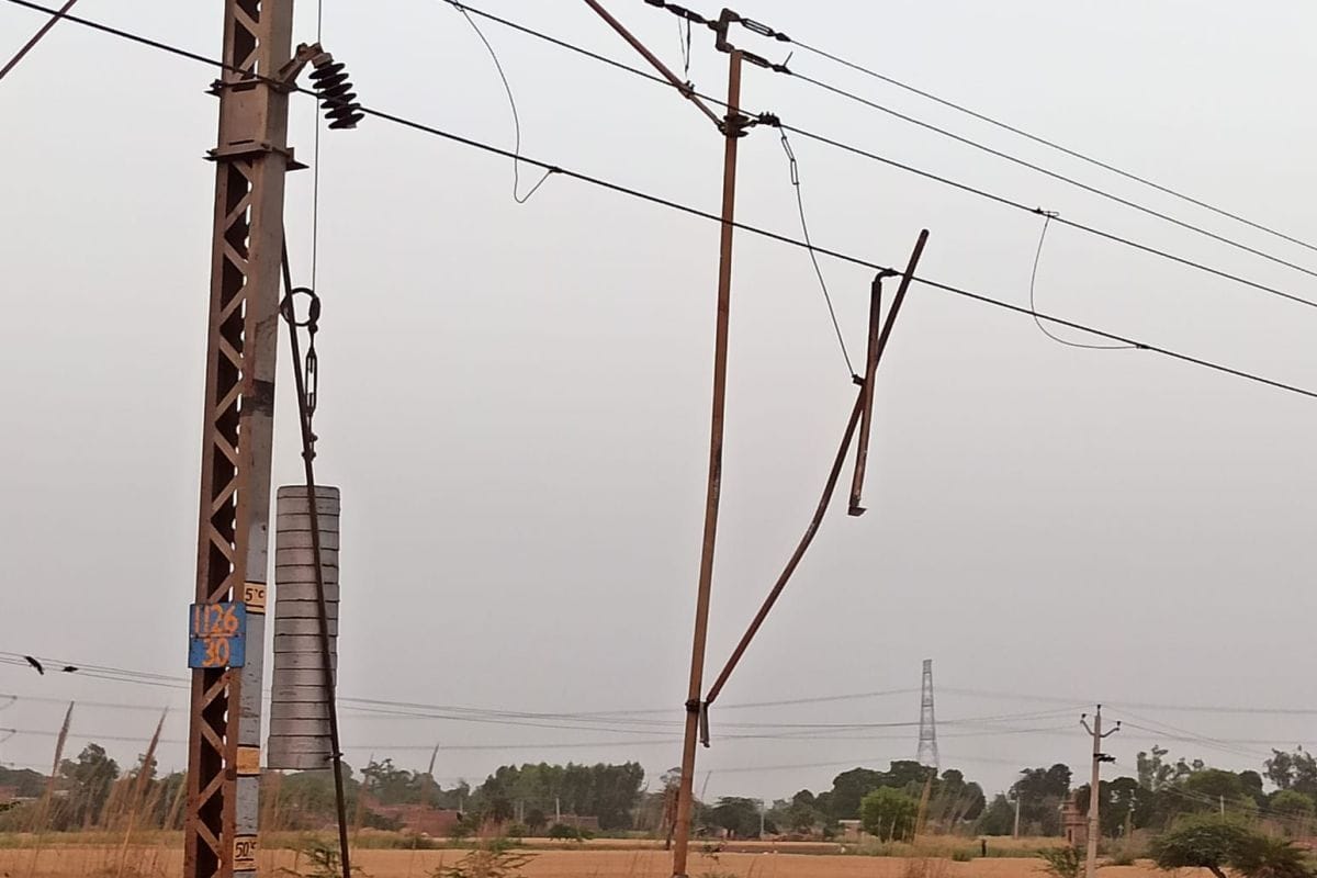 Bikaner-Kolkata Express collides with bulls, OHE wires broken