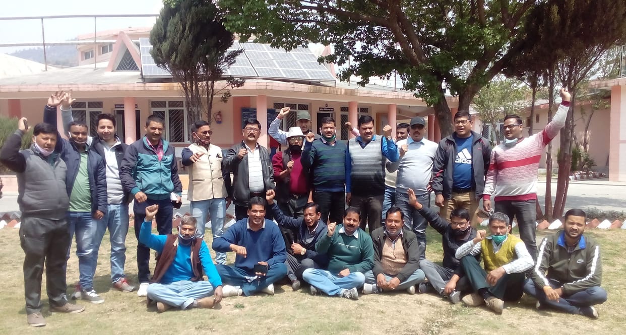 Two-hour protest by ministerial personnel continues