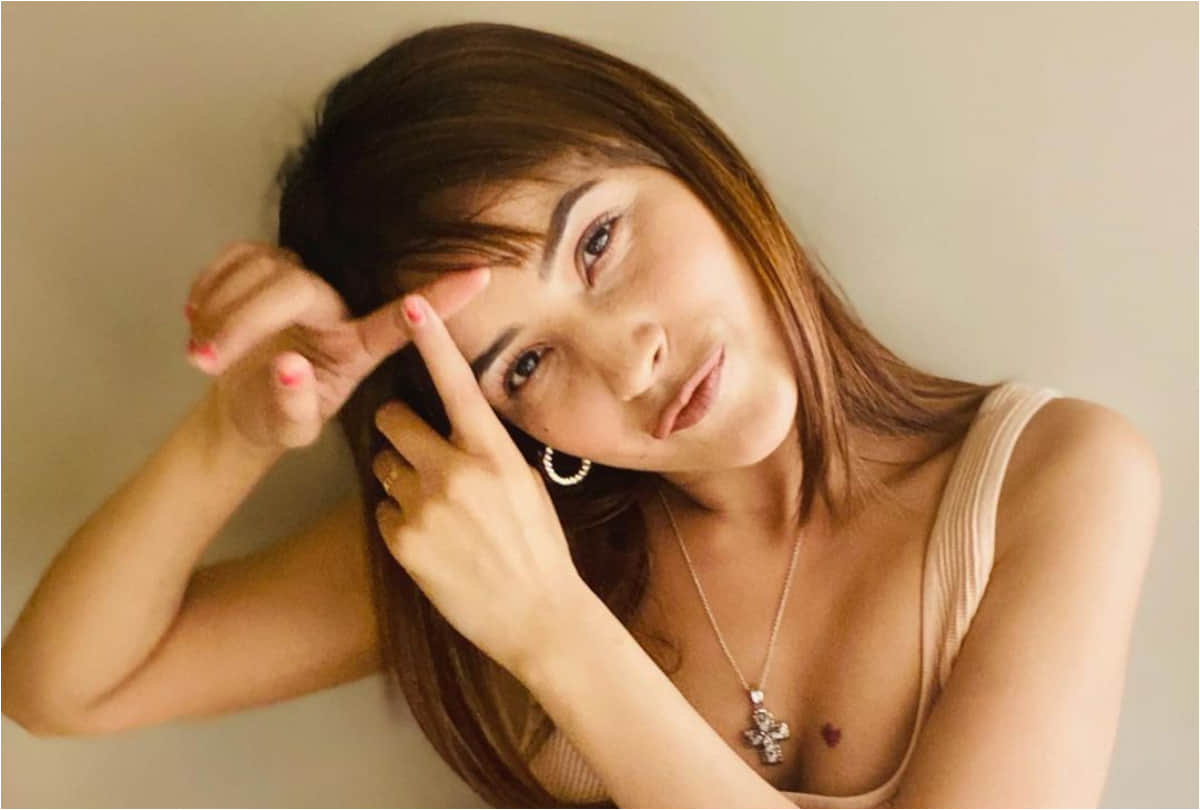 shehnaaz gill in metallic jacket with black pant looking smoky hot