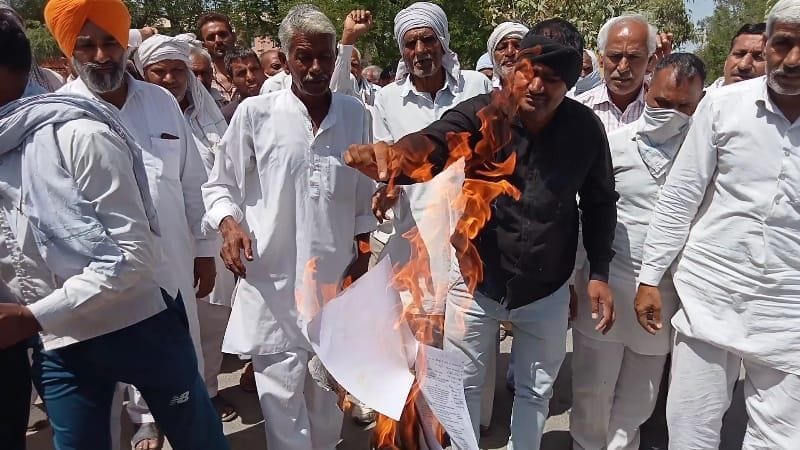 Farmers lit copies of agitation against the Movement Compensation Recovery Bill