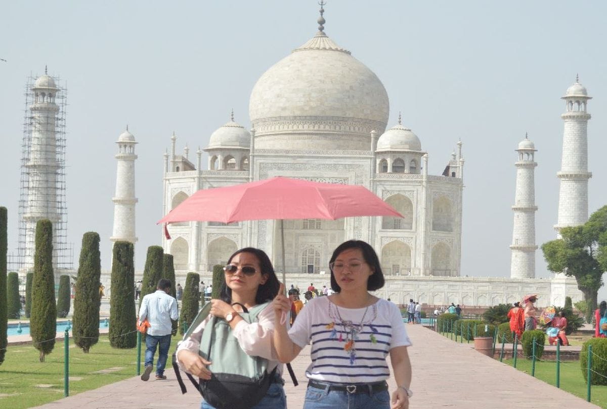reduced the number of tourists at the Taj Mahal due to night curfew