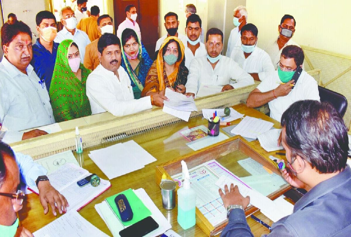 up panchayat chunav 2021: mulayam singh yadav niece sandhya yadav files nomination on bjp ticket in mainpuri