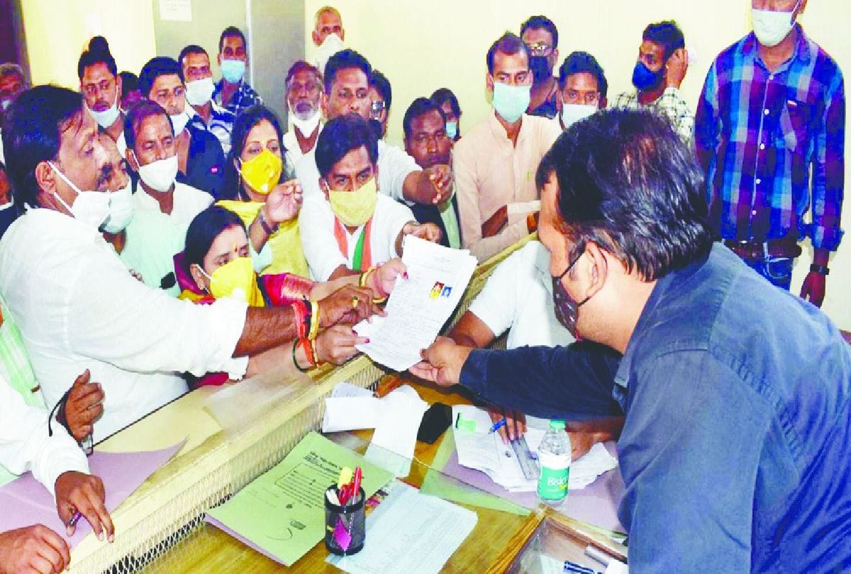 up panchayat chunav 2021: mulayam singh yadav niece sandhya yadav files nomination on bjp ticket in mainpuri