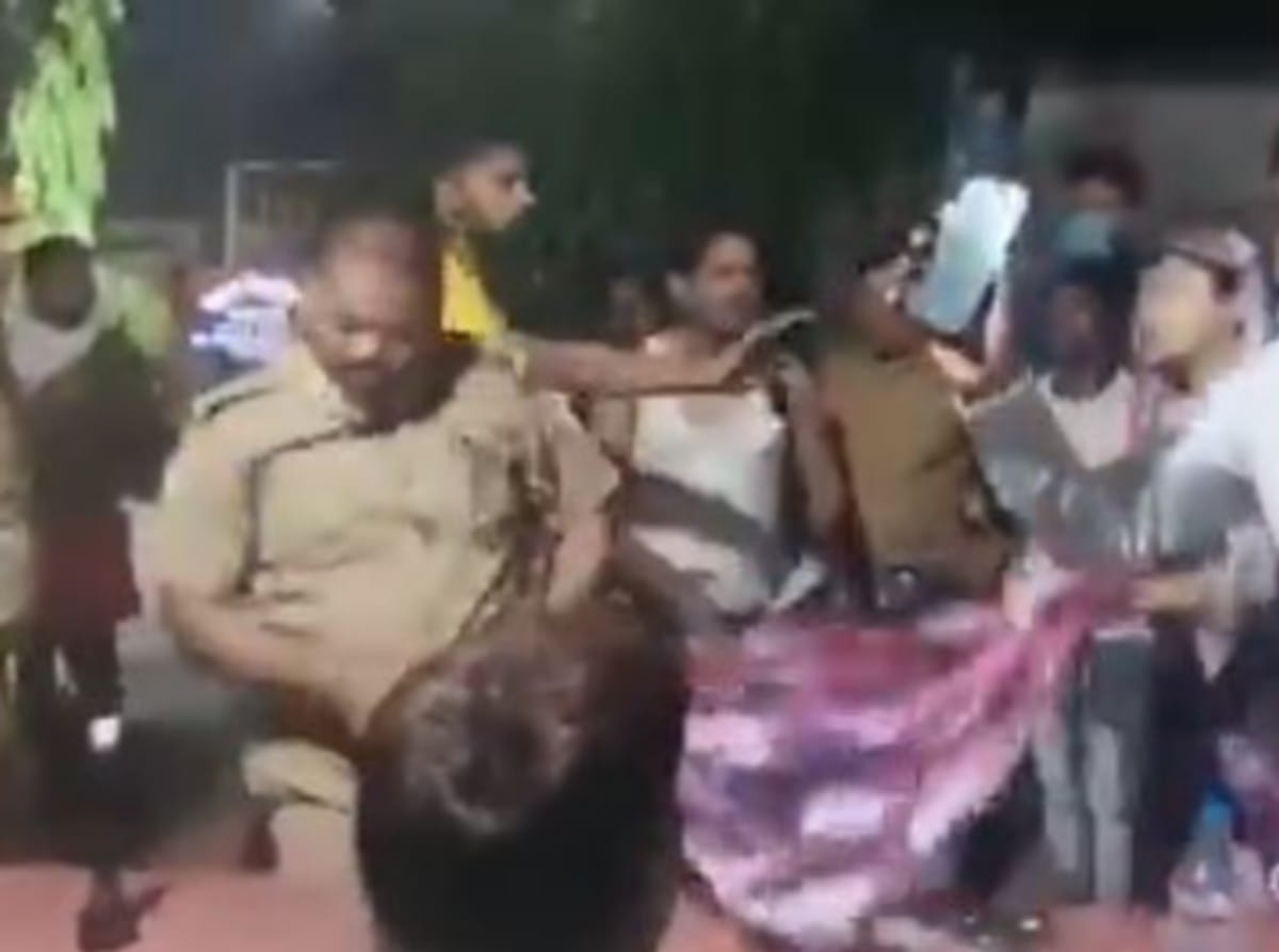 slapping constable in police station video goes viral former IPS demands take action on incident in varanasi