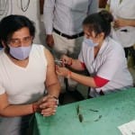 सांसद रवि किशन कोरोना वैक्सीन लगवाते हुए।