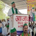 चंदौली में किसान महापंचायत को संबोधित करते राकेश टिकैत।
