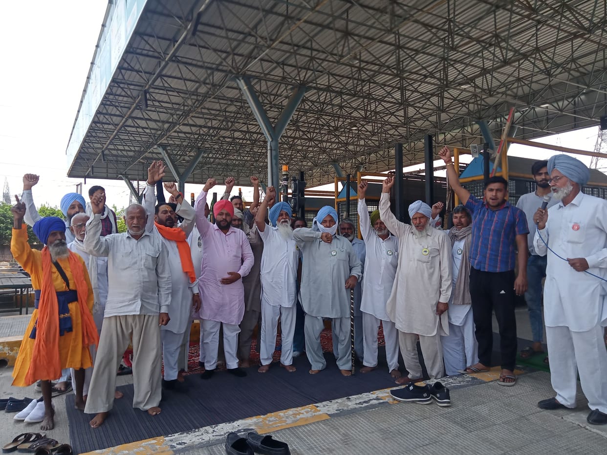 Farmers protest at Jalauli toll plaza