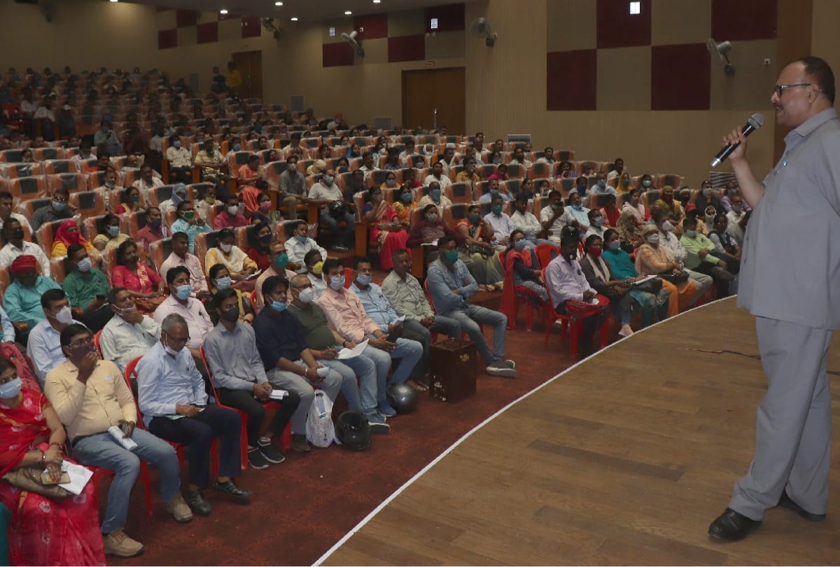 UP Panchayat Election 2021 Gorakhpur DM action on 337 polling staff absent from training