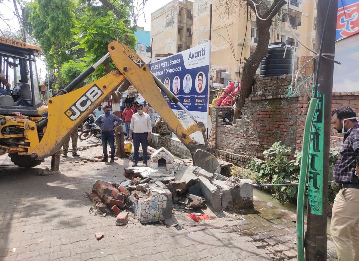 Remove encroachment campaign on Ramghat road