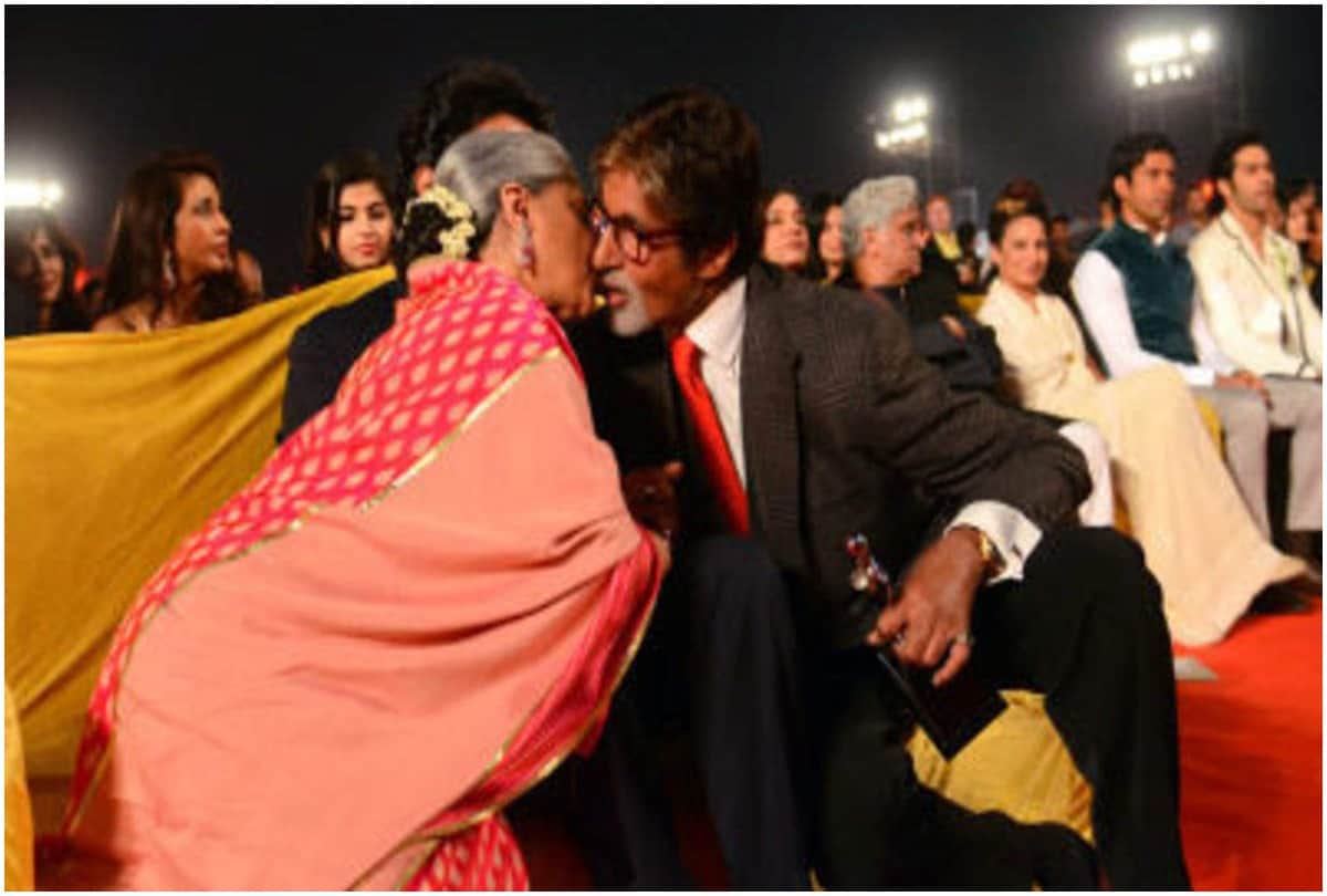 When Amitabh Bachchan Kissed Jaya Bachchan During Award Show Abhishek Bachchan Was Shocked