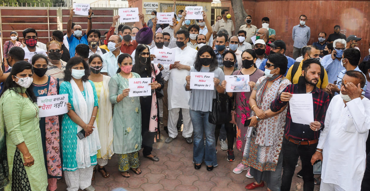 Fee dispute increased .. Demonstration done at the gate of Bhavan Vidyalaya