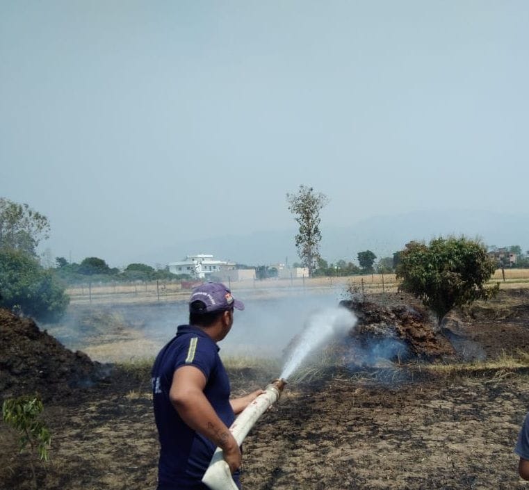 A fire broke out in the field in Ambagh, one acre of wheat crop was burnt to ashes