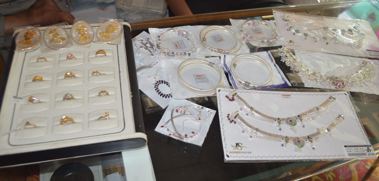 Hathras: Gold prices rise before Sahalag, customer worried
