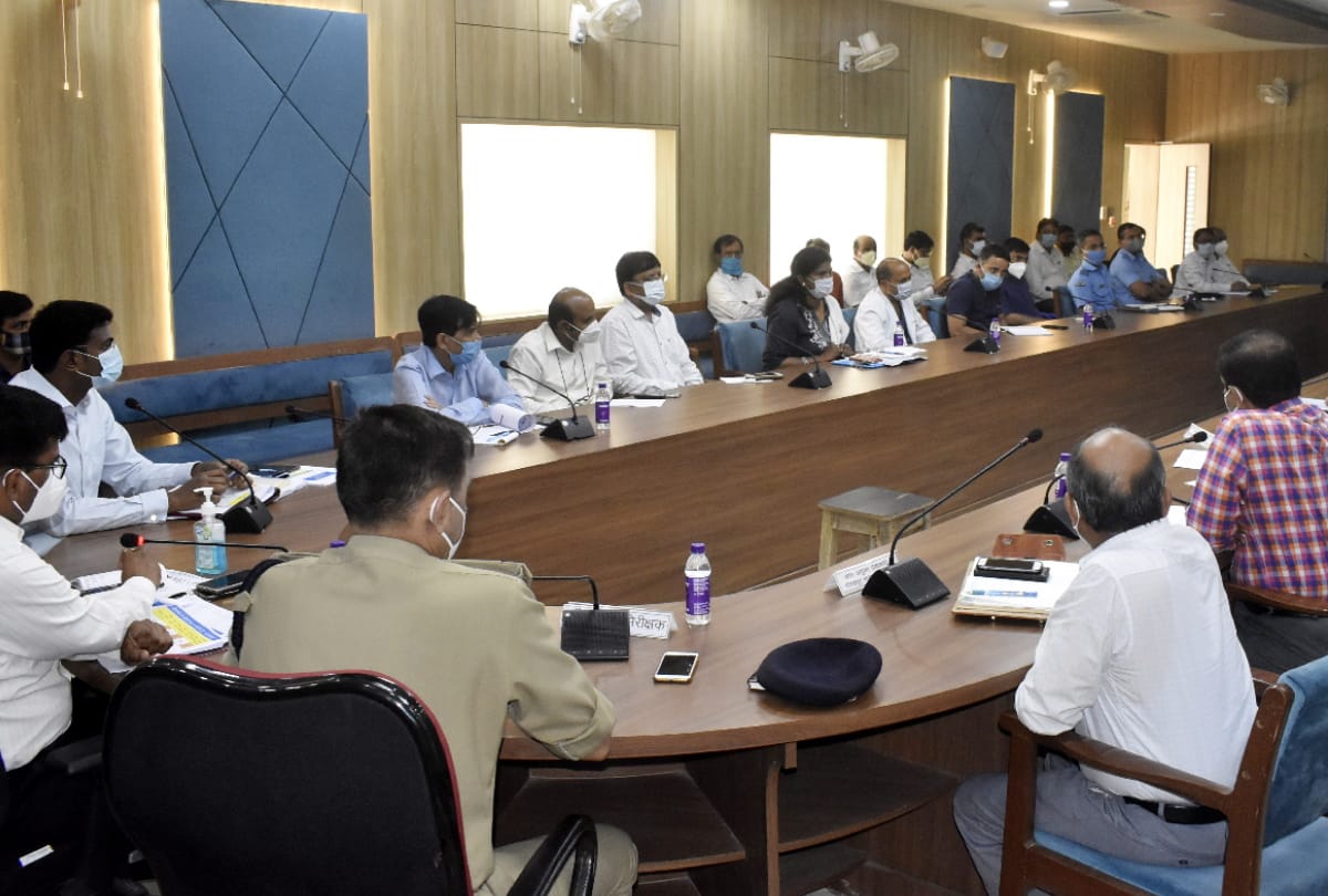 Corona alert Gorakhpur night curfew decision after two days by DM K Vijayendra pandian