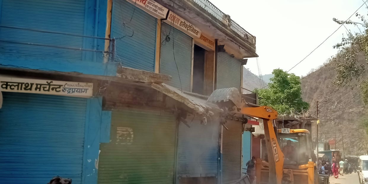 Bulldozer on five houses and shops, raged affected
