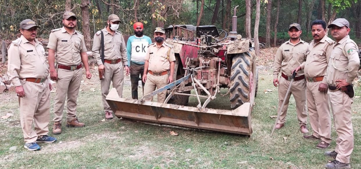 Police stoped people to establish the Encroachment issue