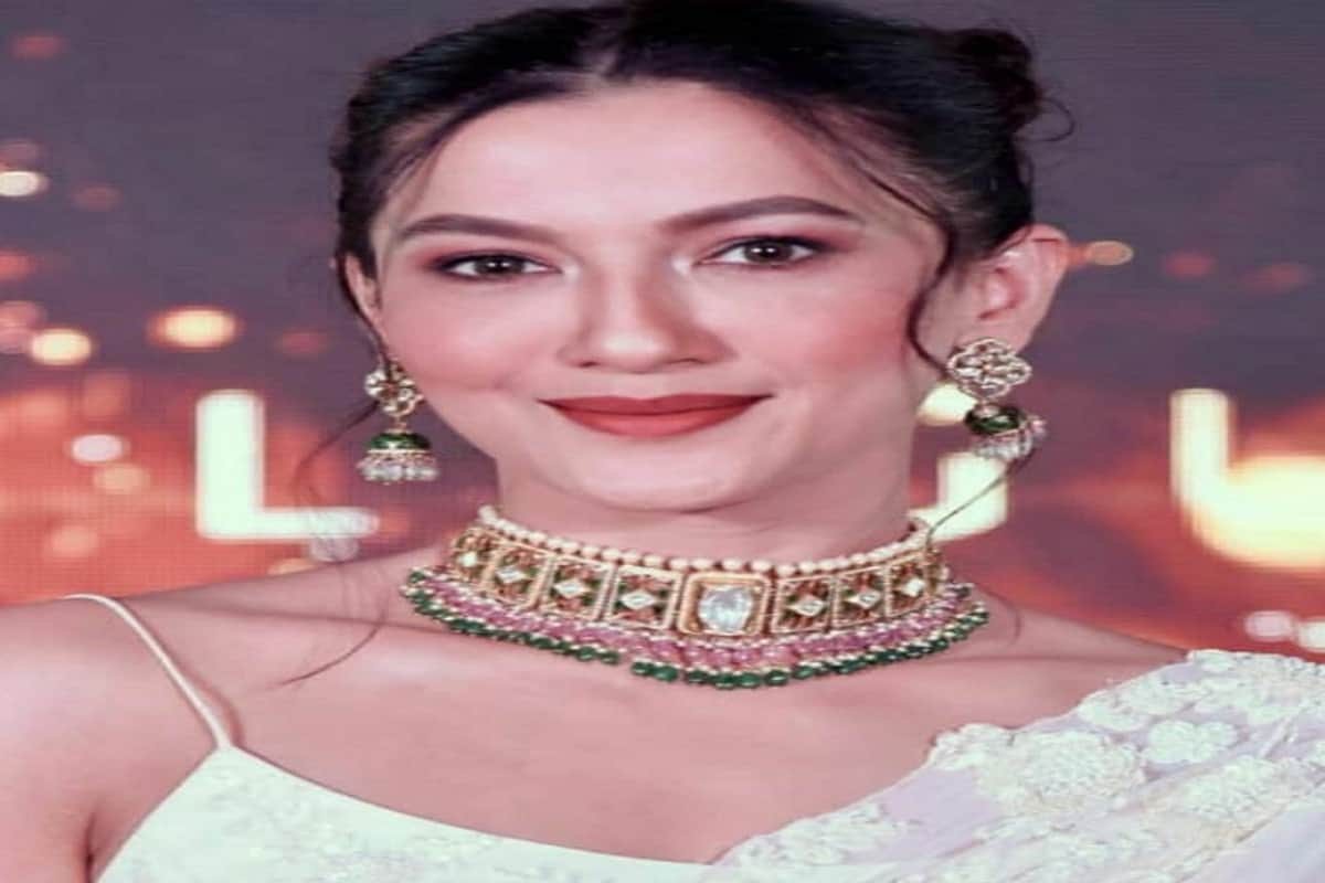 gauhar khans stunning look in white saree in hindi