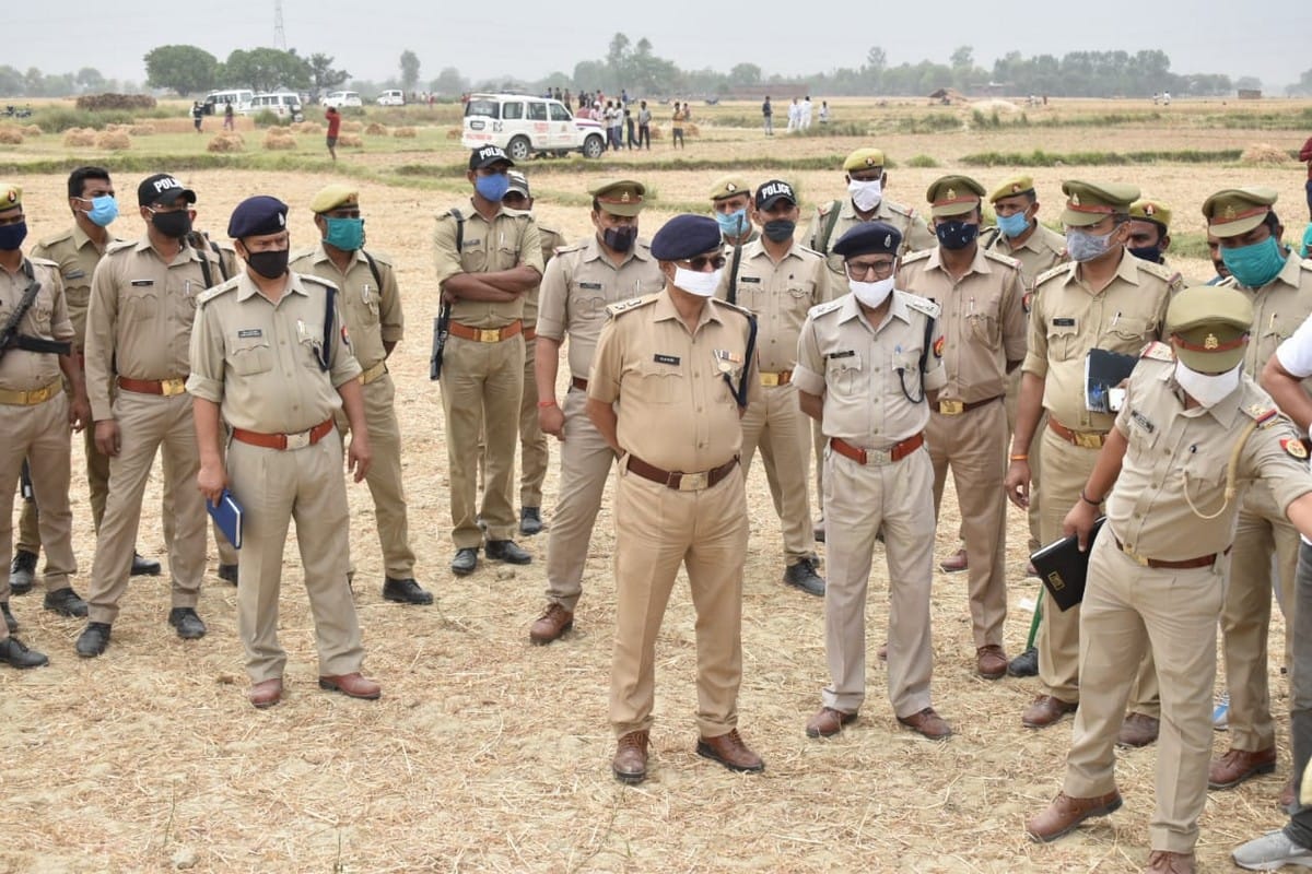 Woman killed by sharp edged weapon dead body found in naked near canal in ghazipur