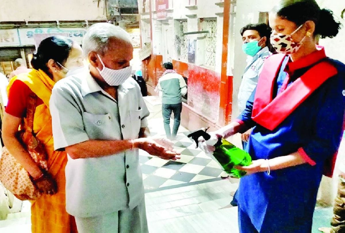 Corona Virus Guide Line Follow In Banke Bihari Mandir Vrindavan