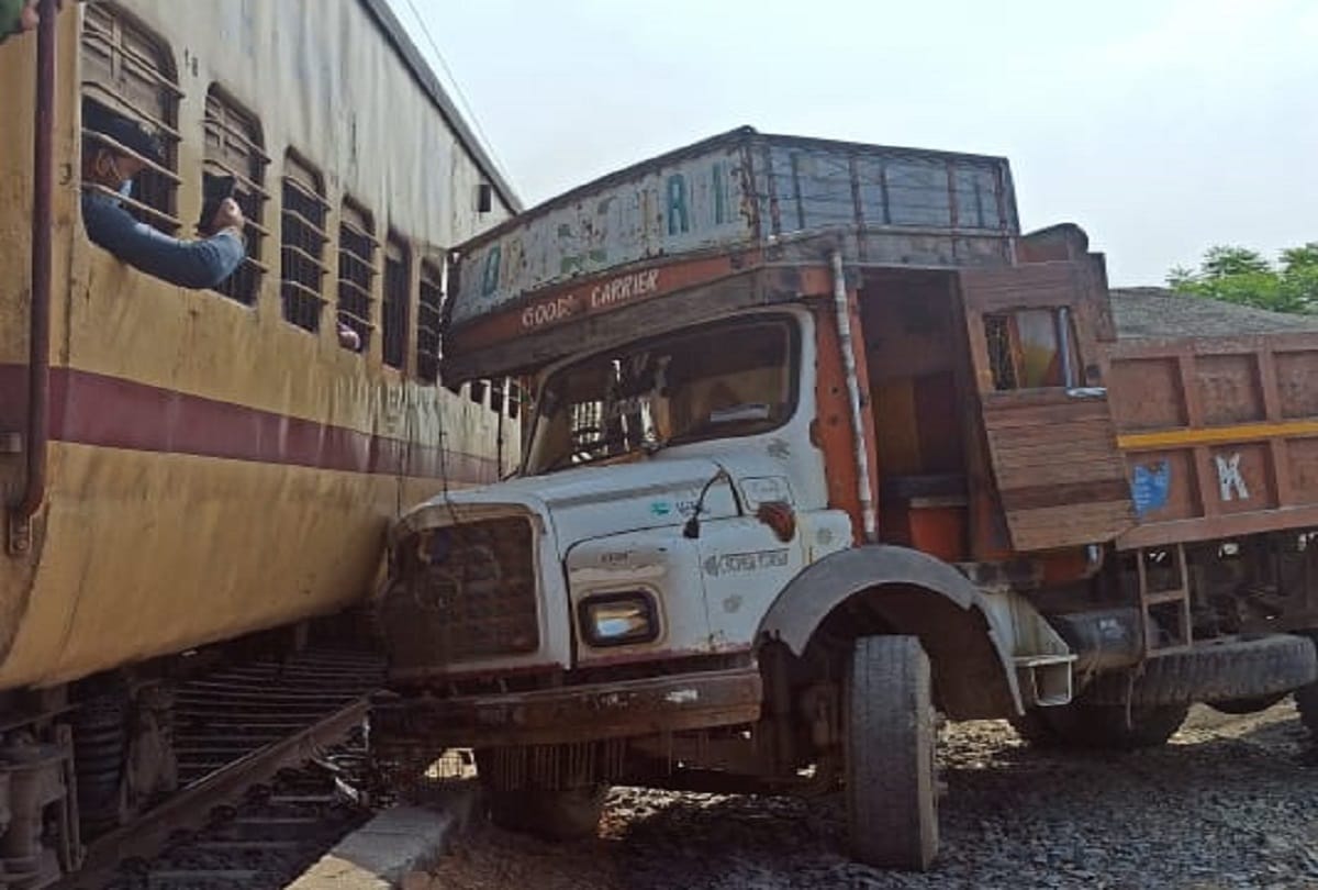 Maharashtra: Howrah Express collides with truck in amalner, many passengers injured