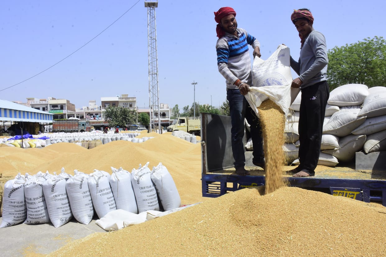160 farmers arrived in the mandi of district headquarters with 237 mustard wheat.
