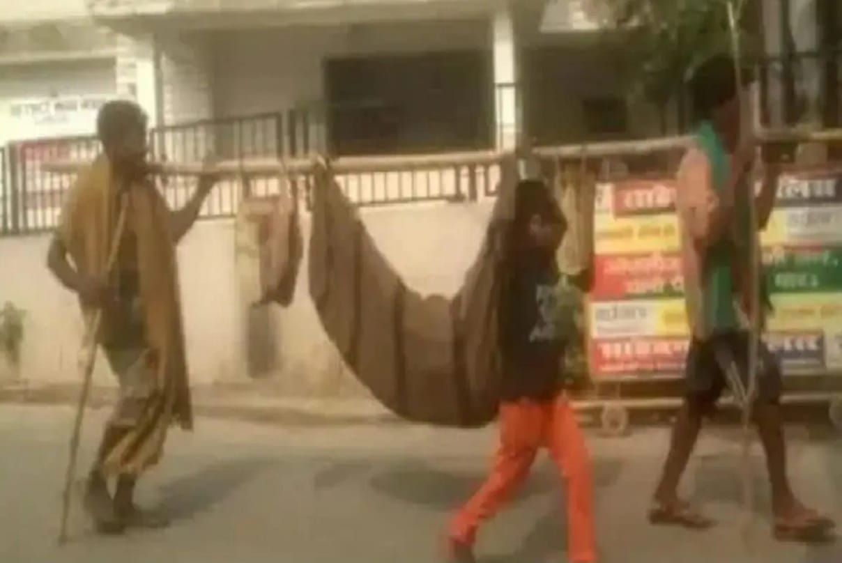 Lack of healthcare facilities in Jharkhand husband hanged his sick wife on shoulder with help of bamboo and took her to hospital