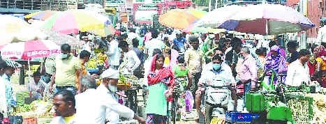 Fears, vegetables buying in the market due to the possibility of lockdown