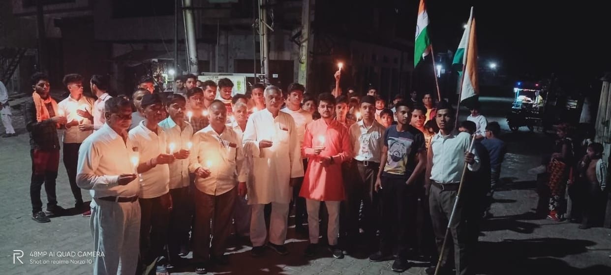 Hathras: Tribute to martyred soldiers by taking out candle march