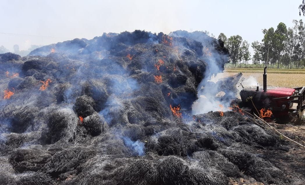 Strawn-laden tractor-trolley caught fire