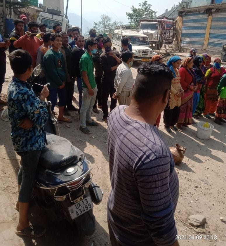 Villagers troubled by drinking water crisis jammed the highway