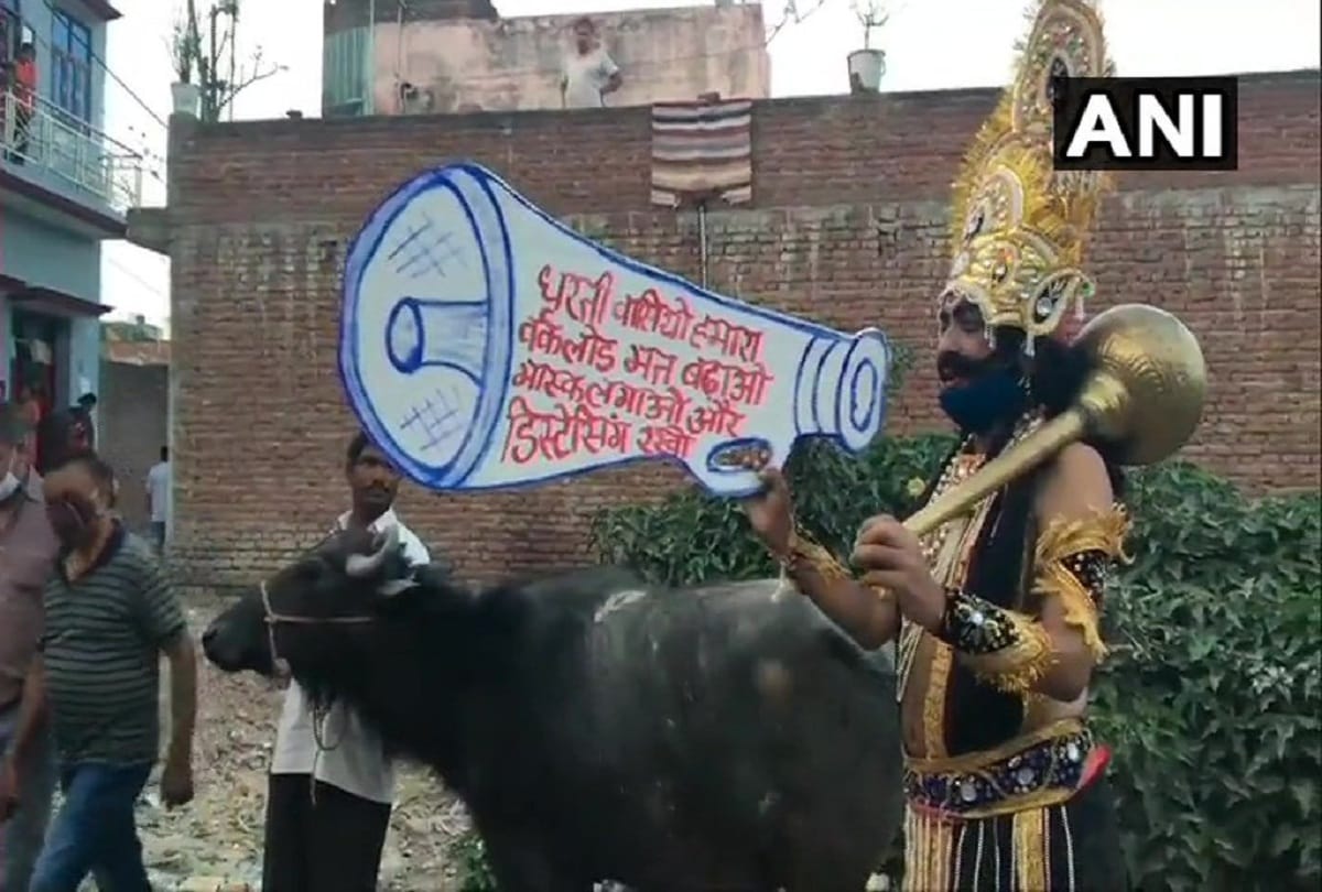 local artist Yamraj creats awareness among people about COVID19 pandemic, urging them to wear a mask and observe social distancing in Moradabad