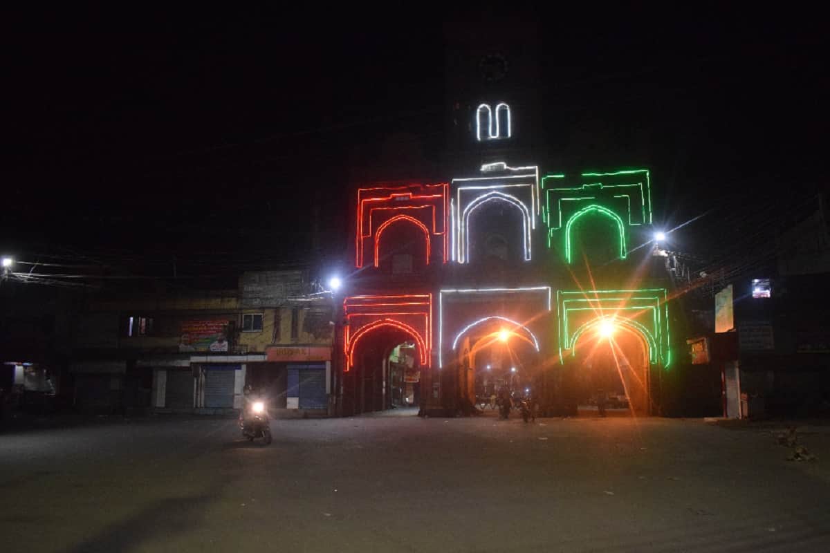 Police deployed on streets after night curfew in Meerut and see photos