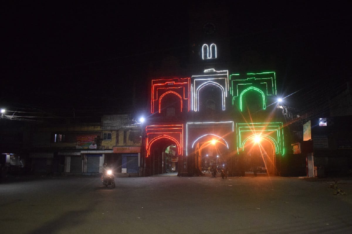 Police deployed on streets after night curfew in Meerut and see photos