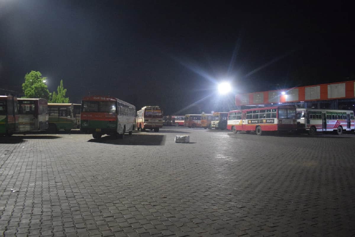 Police deployed on streets after night curfew in Meerut and see photos