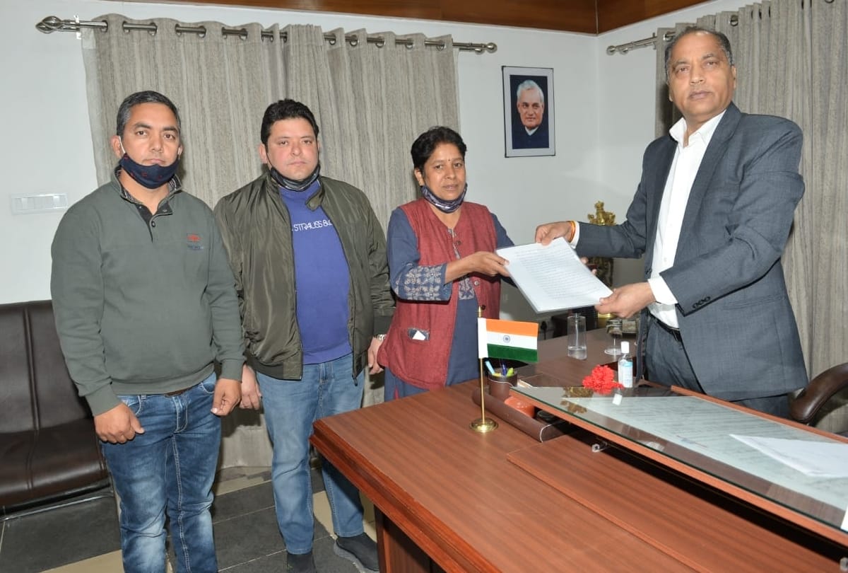 municipal corporation dharamshala congress councillor Rajni meet cm jairam thakur
