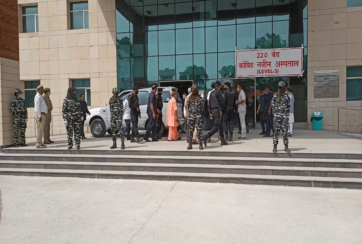CM Yogi reaches Prayagraj, gives strict instructions to officials to prevent corona infection