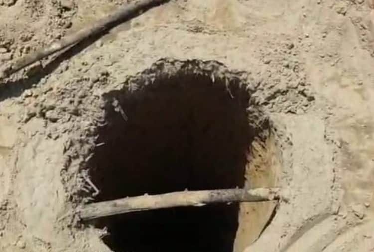 A Woman throws her newborn baby girl in gutter at Faridkot of Punjab