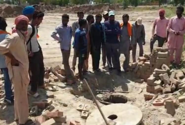 A Woman throws her newborn baby girl in gutter at Faridkot of Punjab