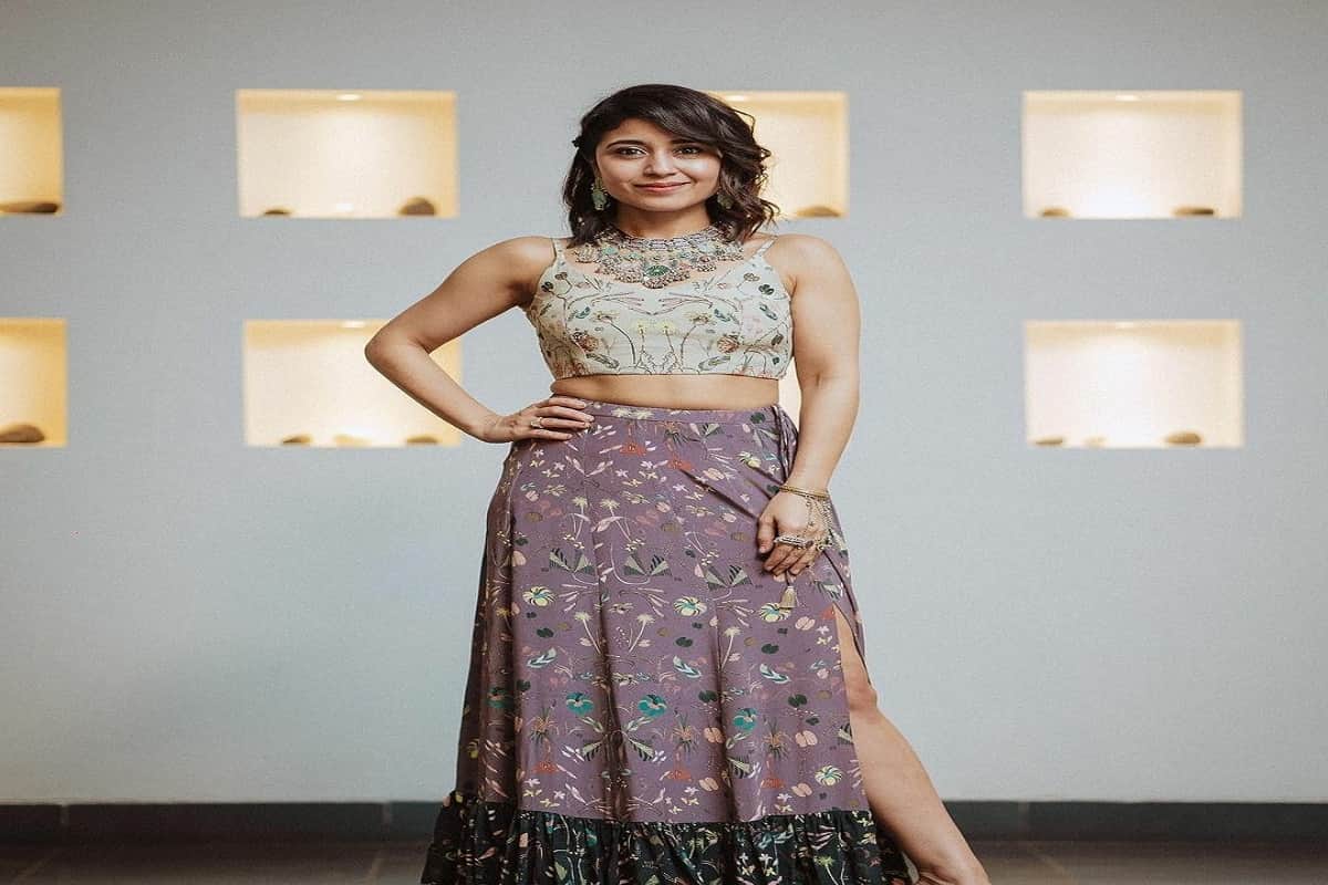 shweta tripathi in leg cut lehnga in hindi