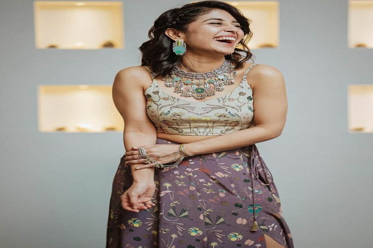 shweta tripathi in leg cut lehnga in hindi