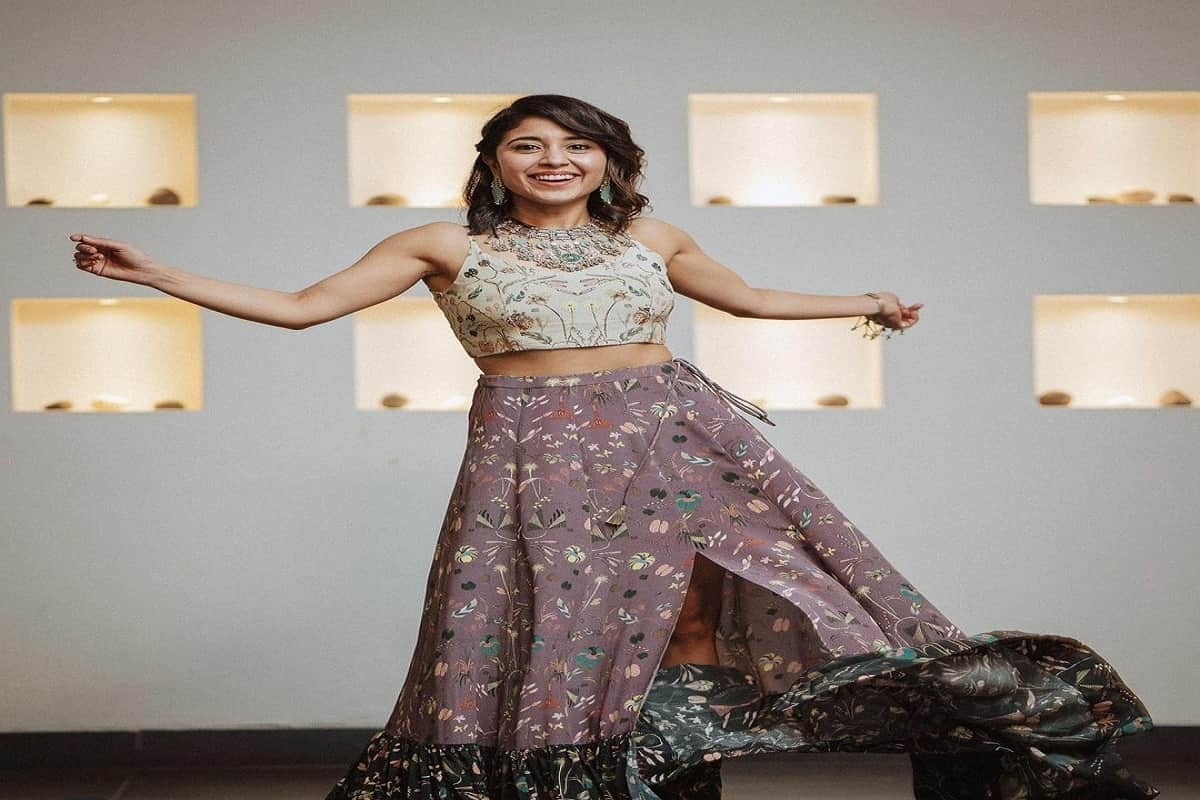 shweta tripathi in leg cut lehnga in hindi