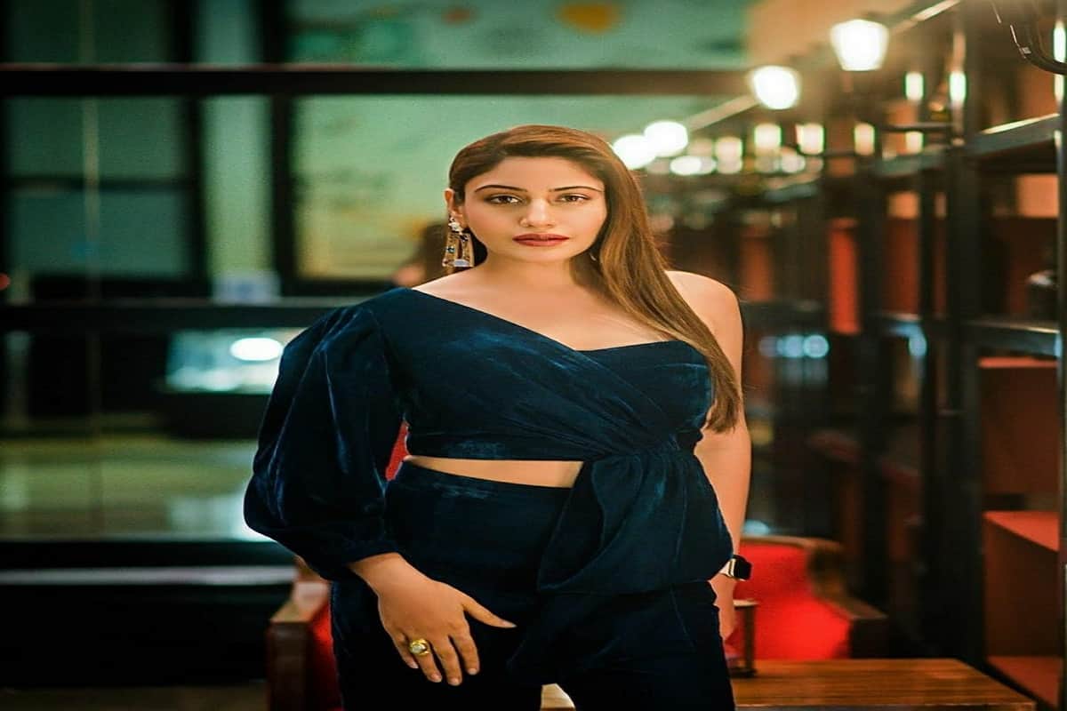 surbhi chandnas attractive look in latest pictures in hindi