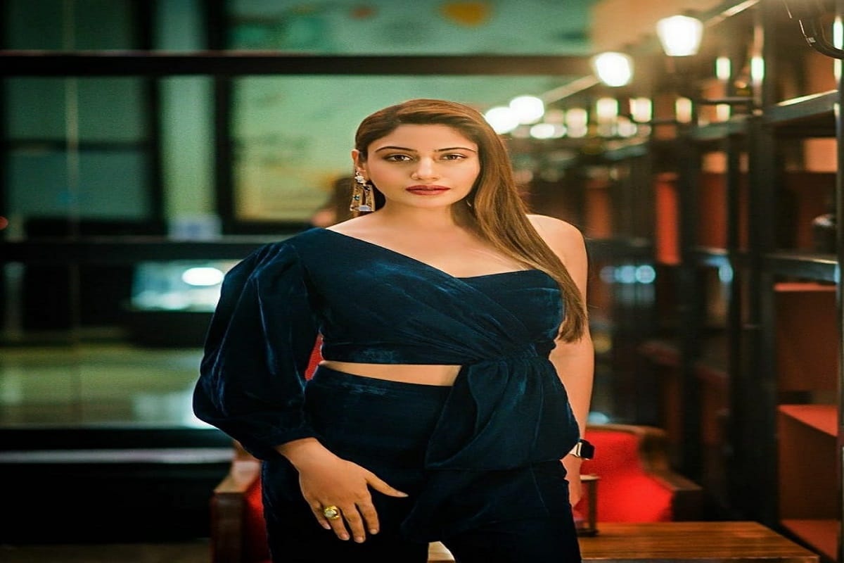 surbhi chandnas attractive look in latest pictures in hindi