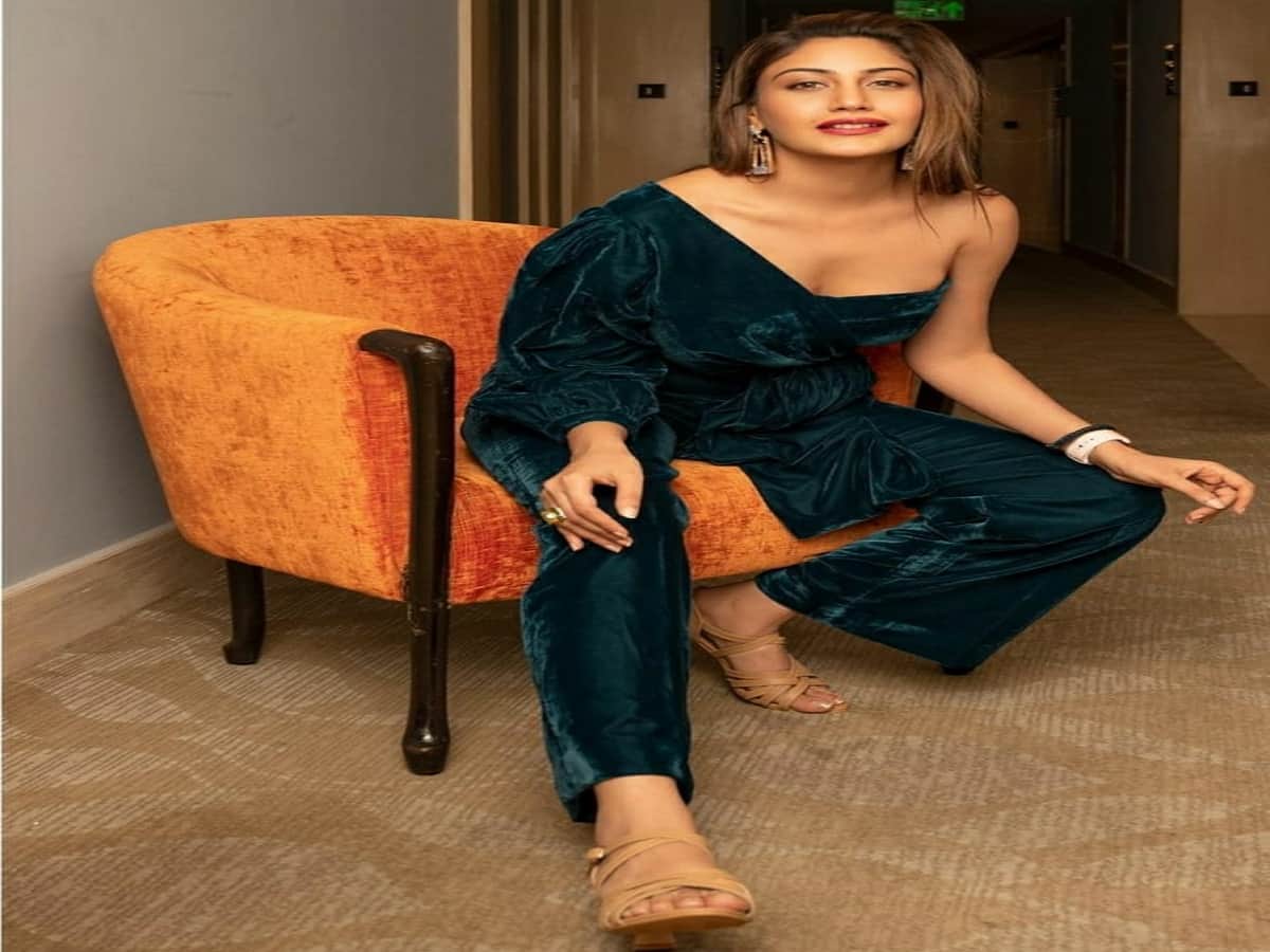 surbhi chandnas attractive look in latest pictures in hindi