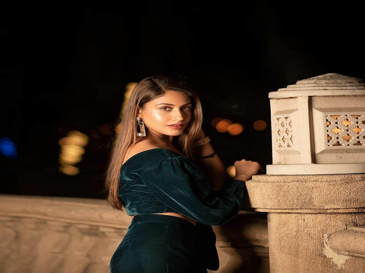 surbhi chandnas attractive look in latest pictures in hindi