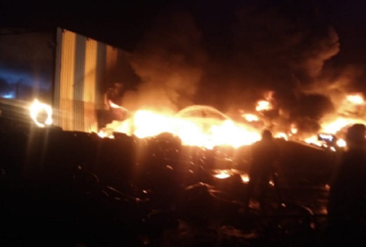 fire in tyre factory in hathras